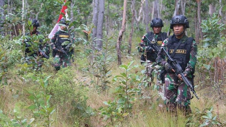 Ilustrasi, pasukan TNI sedang memburu KKB. (Foto: Ant)