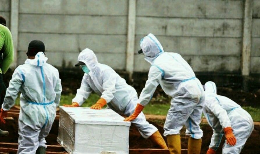 Pemakaman jenazah pasien Covid-19 di makam baru Bambu Apus Jakarta Timur dengan protokol kesehatan. ( foto: istimewa).