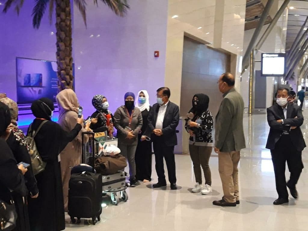 Jusuf Kalla saat melepas kepulangan 33 Pekerja Migran Indonesia di Oman. (Istimewa)