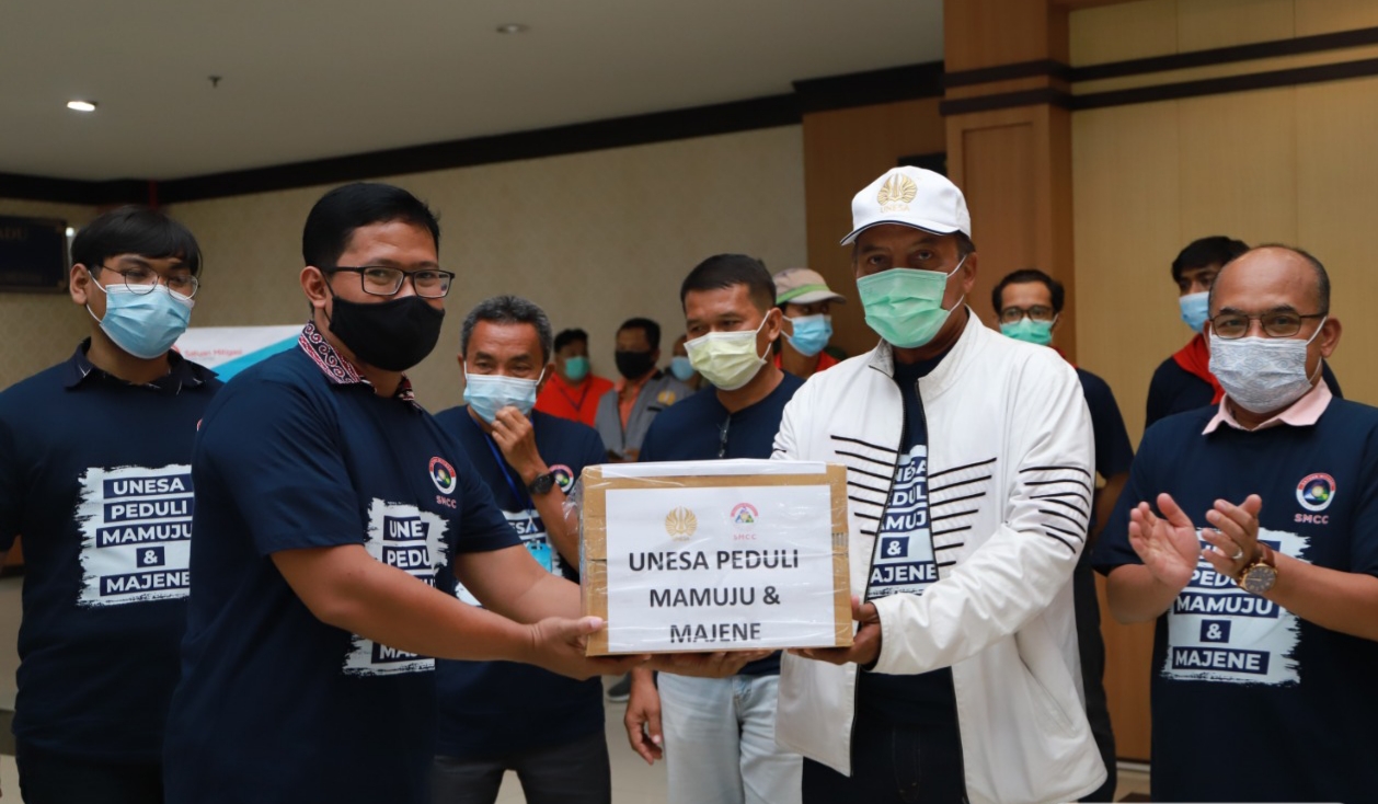 Rektor Unesa Prof Nurhasan saat memberangkatkan mahasiswa ke lokasi bencana. (Foto: istimewa(