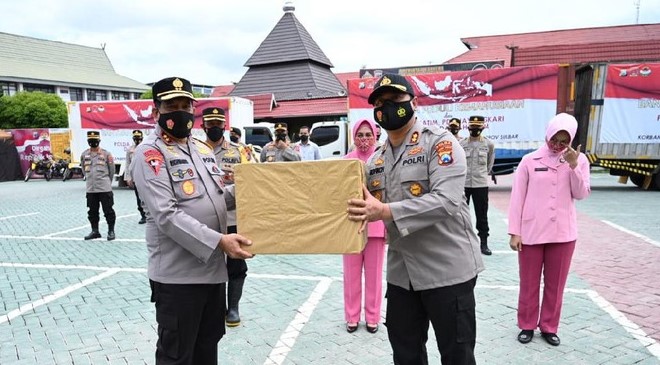 serah terima bantuan dari Polda Jatim untuk korban bencana alam di Kalimantan Selatan. (Foto: Istimewa)