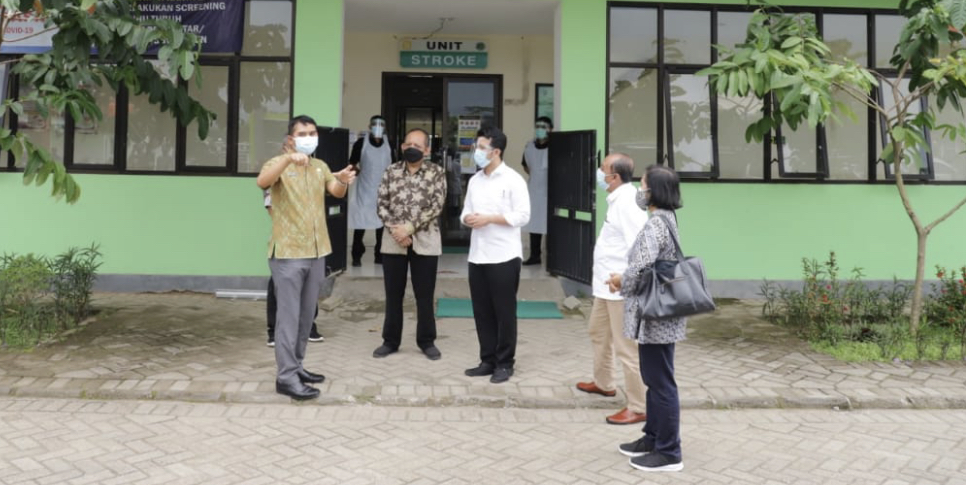 Wakil Gubernur Jatim, Emil Elestianto Dardak, ketika datangi asrama isolasi bagi pasien terkonfirmasi positif Covid-19 di Kabupaten Trenggalek (Foto: Istimewa)