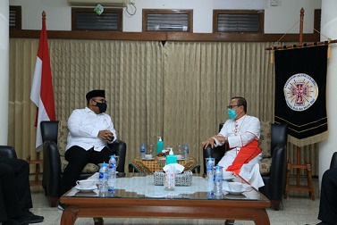 Menteri Agama Yaqut Cholil Qoumas bertemu dengan Uskup Agung Jakarta, Prof Ignatius Kardinal Suharyo Hardjoatmodjo. (Foto: Dok Menag)