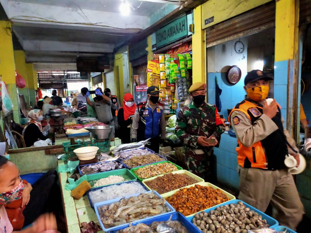 Petugas Satpol PP Surabaya melakukan operasi yustisi di pasar. (Foto: Istimewa)