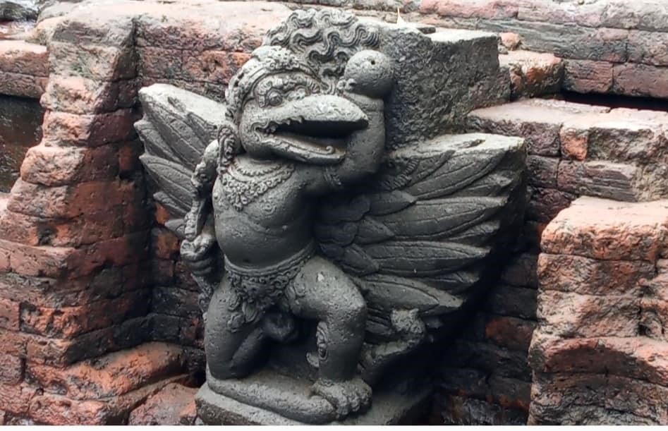 Arca Garuda dari batu andesit yang ditemukan menempel pada dinding kolam Petirtaan Sumber Beji.