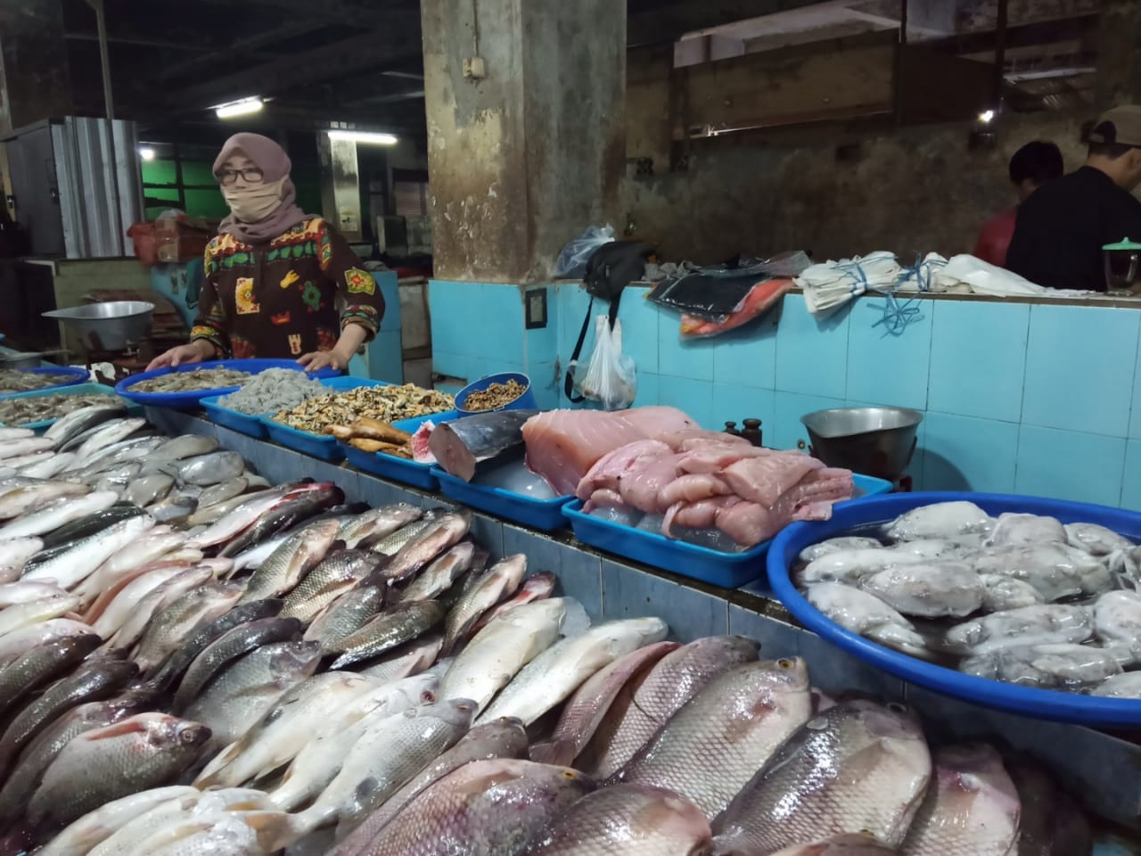 Salah satu pedagang ikan laut Pasar Besar, Kota Malang (Foto: Lalu Theo/ngopibareng.id)