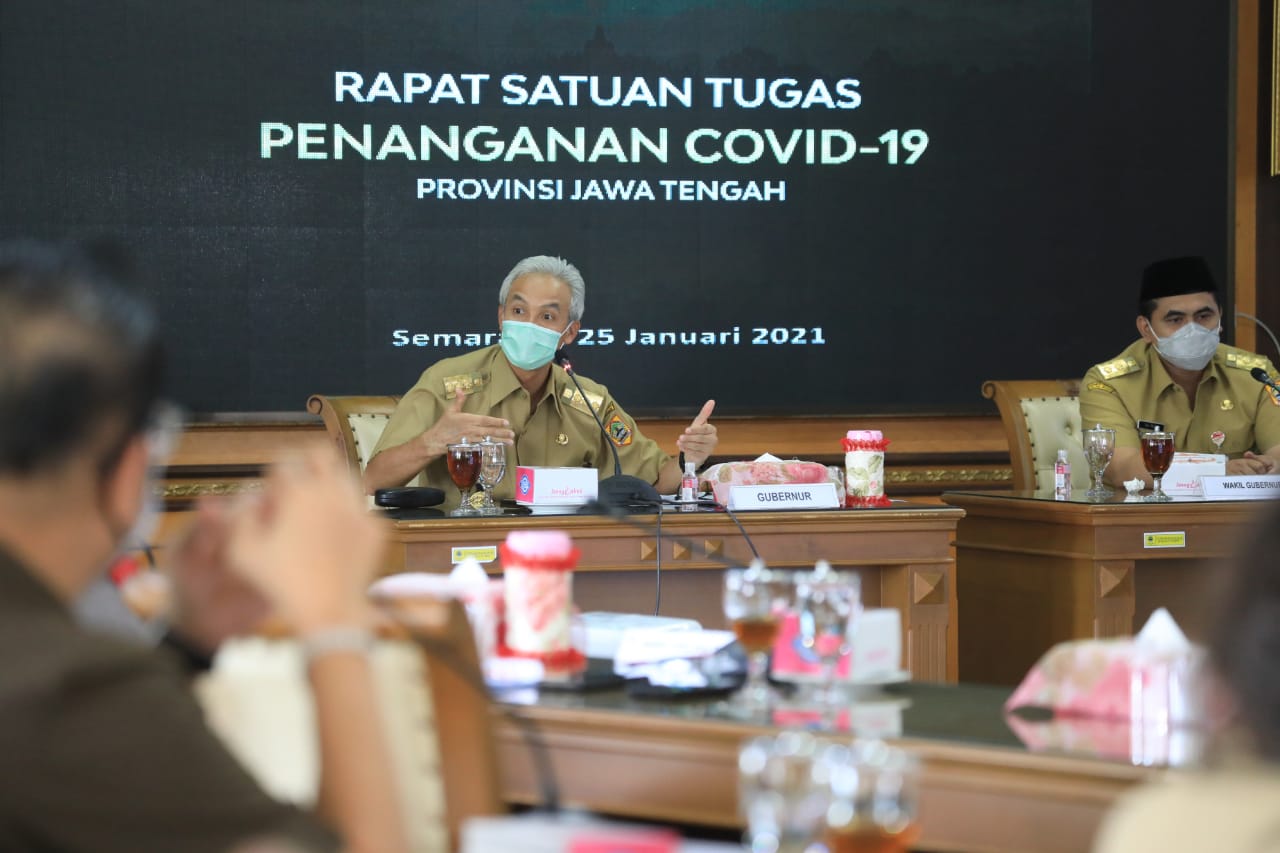 Gubernur Jawa Tengah Ganjar Pranowo  memimpin rapat penanganan Covid-19. (Foto: Dok. Pemprov Jateng)