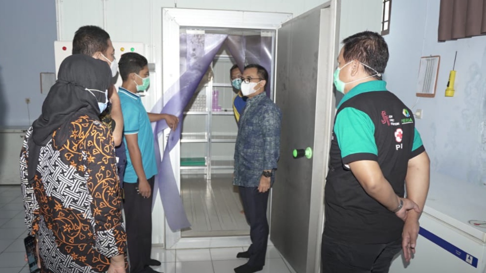 Bupati Banyuwangi Abdullah Azwar Anas meninjau ruang penyimpanan vaksin di Dinas Kesehatan Banyuwangi (foto: istimewa)