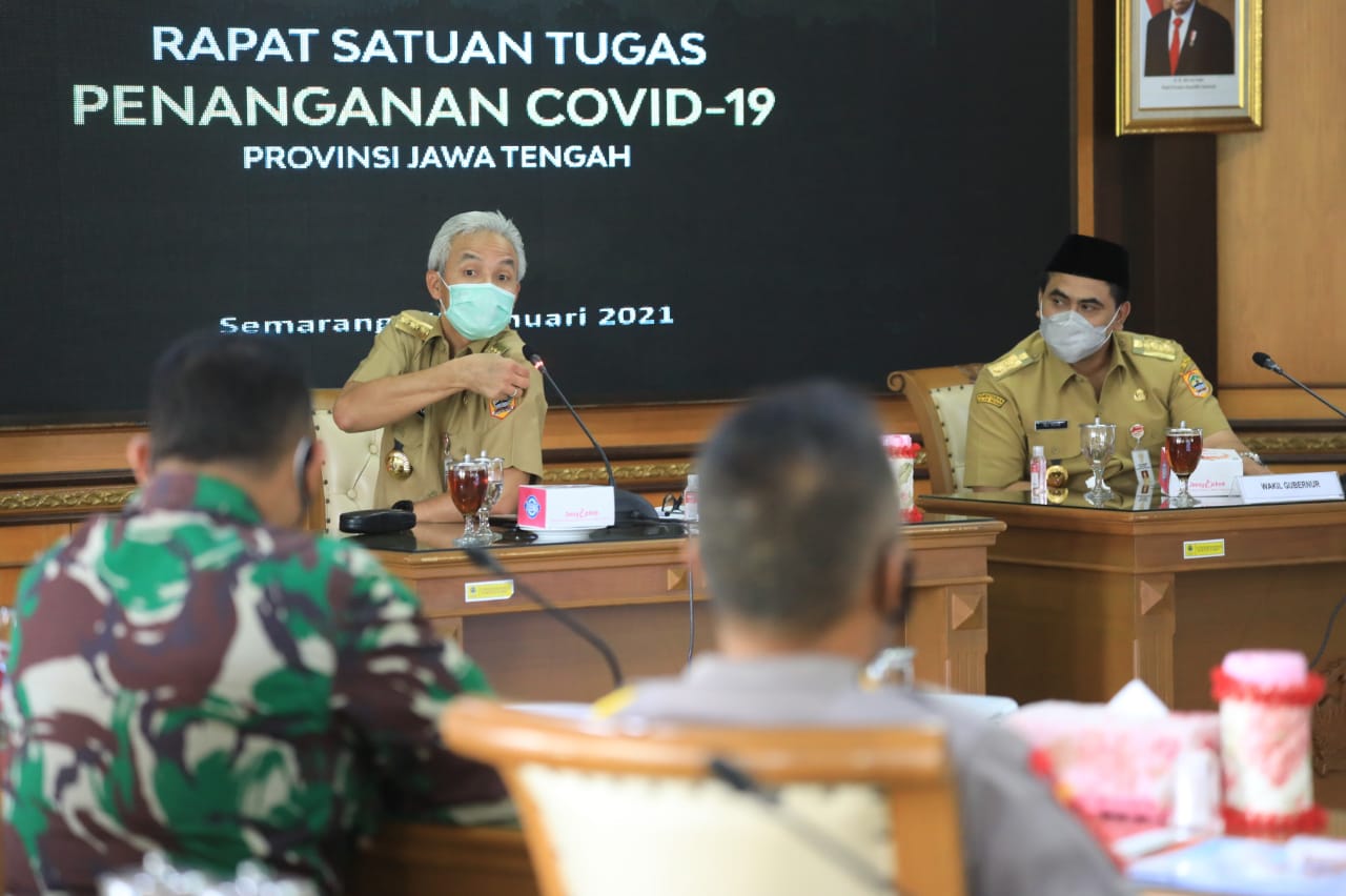 Gubernur Jawa Tengah Ganjar Pranowo memimpin rapat evaluasi Covid-19 di Kantor Gubernur, Senin 25 Januari 2021. (Foto: Pemprov Jateng)