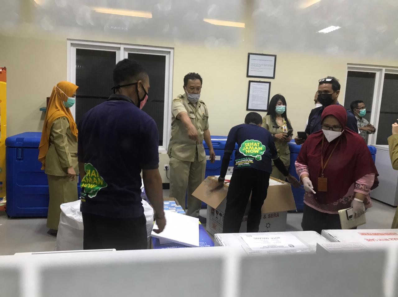 Puluhan ribu vaksin saat tiba di kantor Dinas Kesehatan Kota Malang (Foto: Lalu Theo/ngopibareng.id)
