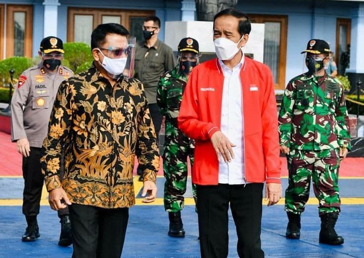 Presiden  Jokowi saat akan meninggalkan Lanud Halim Perdana Kusuma Jakarta Timur menuju Palembang.(Foto: Setpres).