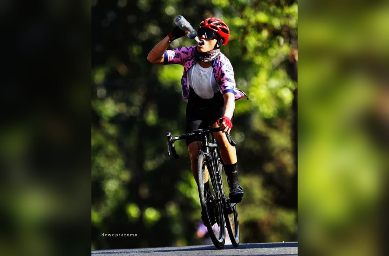 Hidrasi sangat penting diperhatikan cyclist. (Foto: Dewo Pratomo)
