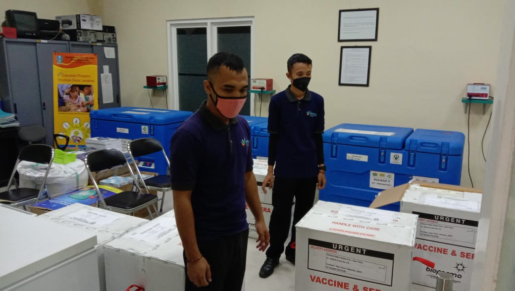 Petugas dari Dinas Kesehatan Kota Malang saat akan memindahkan vaksin Sinovac ke cold storage pada (Foto: Lalu Theo/ngopibareng.id)