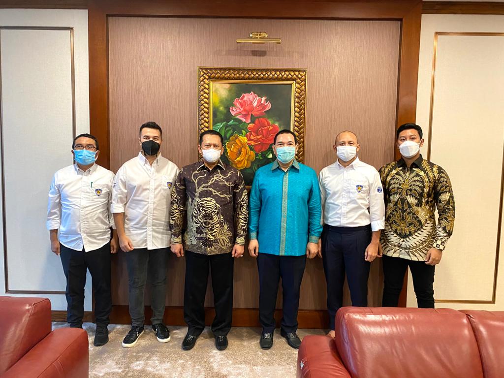 Ketua Umum IMI, Bambang Soesatyo (tengah batik) bertemu Tommy Soeharto. (Foto: Istimewa)