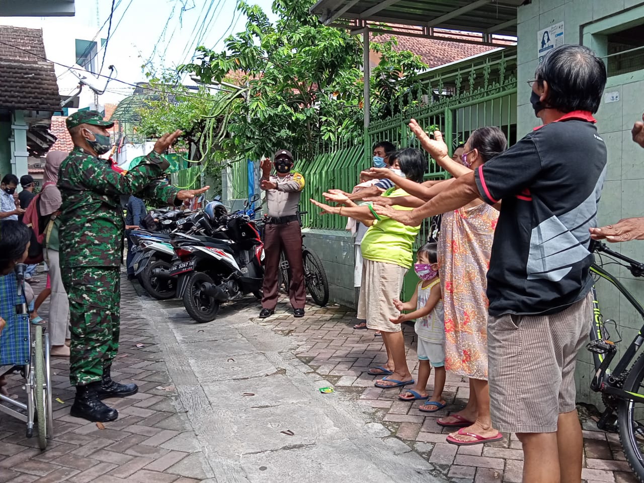 Sertu Abu Nur Arifin mengajak para lansia di Kelurahan Pakelan, Kota Kediri ini untuk senam sambil berjemur dalam rangka menjaga imunitas di tengah pandemi covid-19. (Foto: Istimewa)
