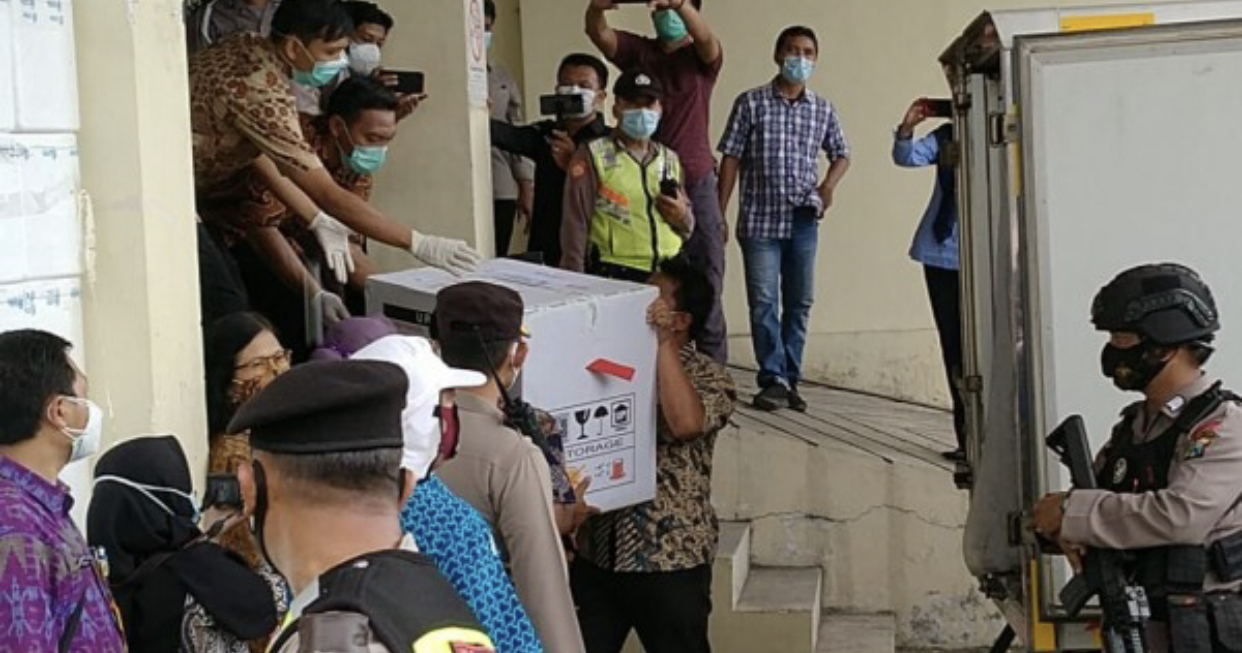 Petugas Dinkes Kota Surabaya melakukan pemindahan vaksin dari mobil box ke cold room di Gedung Farmasi Kesehatan, Surabaya, Rabu 13 Januari 2021. (Foto: Fariz Yarbo/Ngopibareng.id)