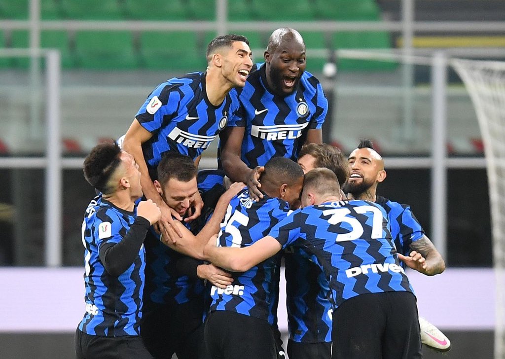 Para pemain Inter melakukan selebrasi setelah mereka berhasil lolos ke semifinal Piala Italia. (Foto: Twitter/@Inter) 