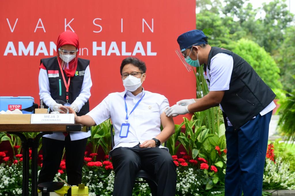 Menkes Budi Gunadi Sadikin mendapat suntikan vaksin covid-19 tahap II di Istana Presiden. (Foto: Setpres)