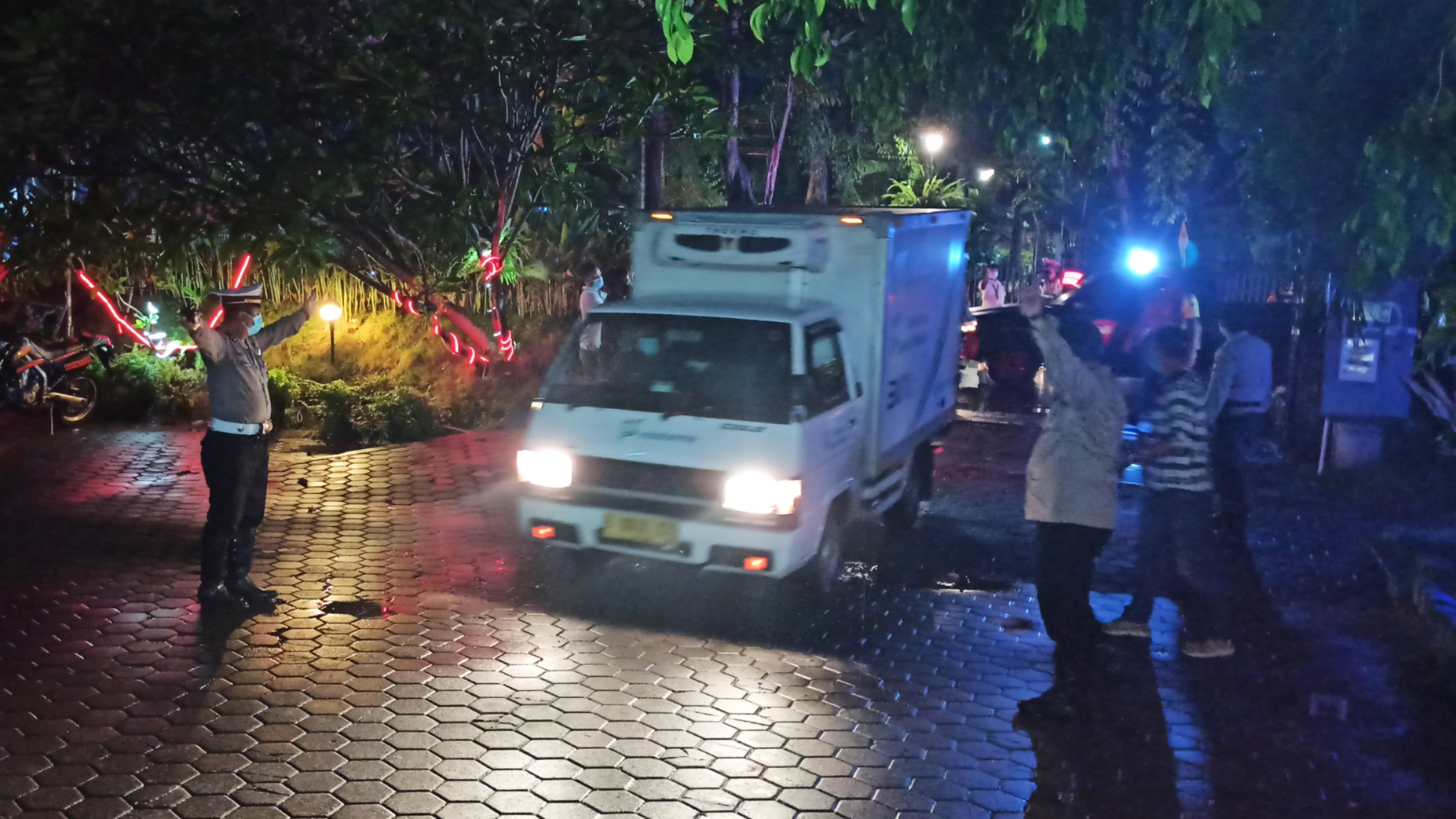 Kendaraan yang membawa vaksin covid-19 untuk Banyuwangi tiba di Kantor Dinas Kesehatan Banyuwangi Selasa Malam (foto:Muh Hujaini/Ngopibareng.id)