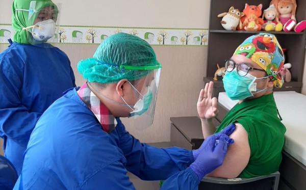 Ilustrasi salah satu nakes di Surabaya mendapat vaksin. (Foto: Istimewa)