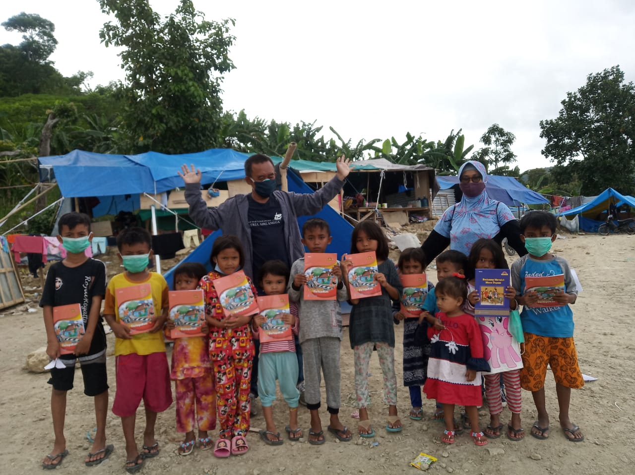 Relawan dari RSTKA memberikan trauma healing kepada anak-anak korban gempa Sulawesi Barat. (Foto: Dok Unair)