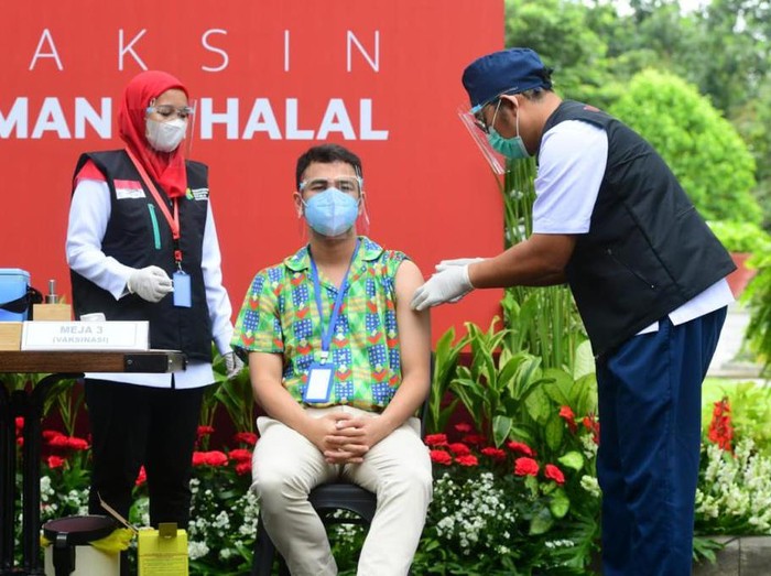 Raffi Ahmad disuntik vaksin Covid-19, Sinovac, tahap kedua di Istana Negara, Jakarta, Kamis 27 Januari 2021. (Foto: Tangkapan Layar YouTube RANS Entertainment)