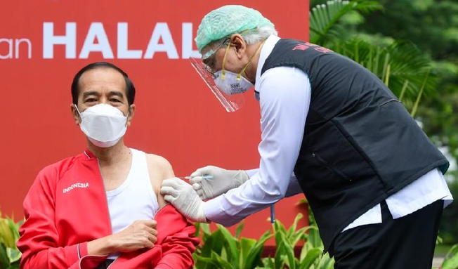 Presiden Joko Widodo (Jokowi) disuntik vaksin Covid-19 Sinovac dosis atau tahap kedua oleh Dokter Kepresidenan, Prof Dr dr Abdul Muthalib, Rabu 27 Januari 2021. (Foto: Instagram)