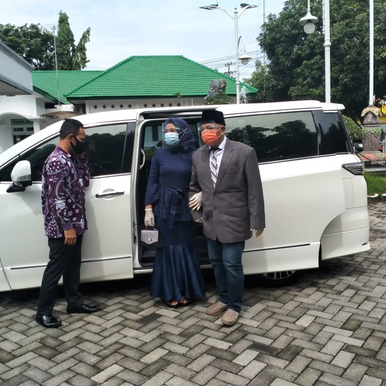 Mohammad Kasman dan Muawanah, pasangan pengantin pertama yang memanfaatkan mobil dinas Walikota Probolinggo, Jawa Timur. (Foto: Ikhsan Mahmudi/Ngopibareng.id)