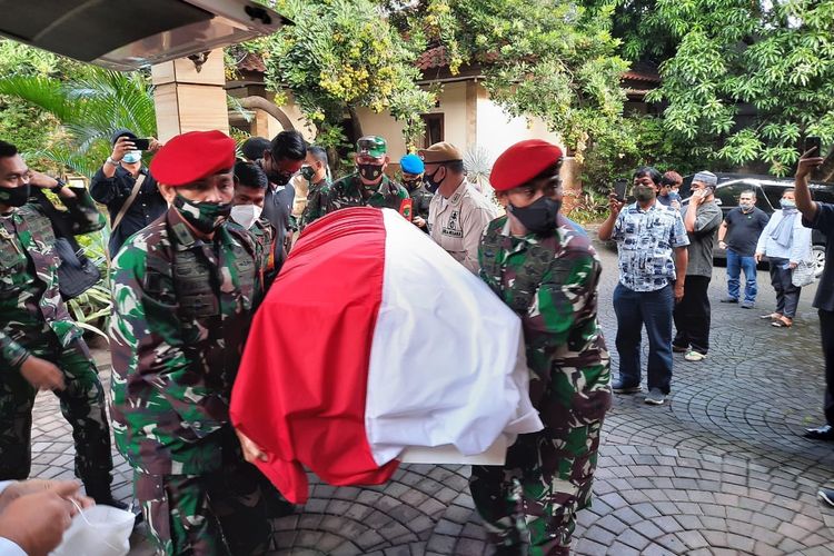 Jenazah mantan KSAD Wismoyo Arismunandar disemayamkan di kediamannya Jalan Gempol, Bambu Apus, Jakarta Timur. (Foto: Dispenad)