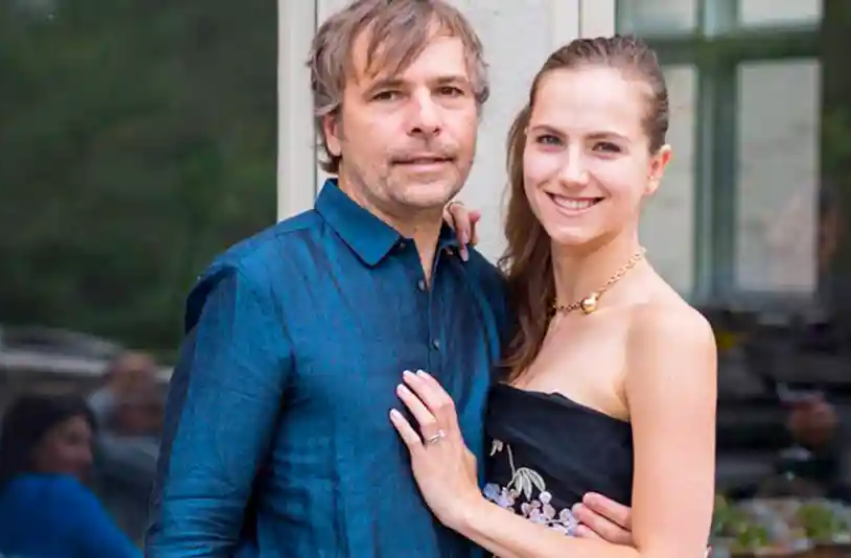 Miliarder asal Kanada, Rodney Baker dan istrinya Ekatarina Baker, menyamar menjadi buruh motel untuk mendapatkan vaksin gratis. (Foto:The Guardian)