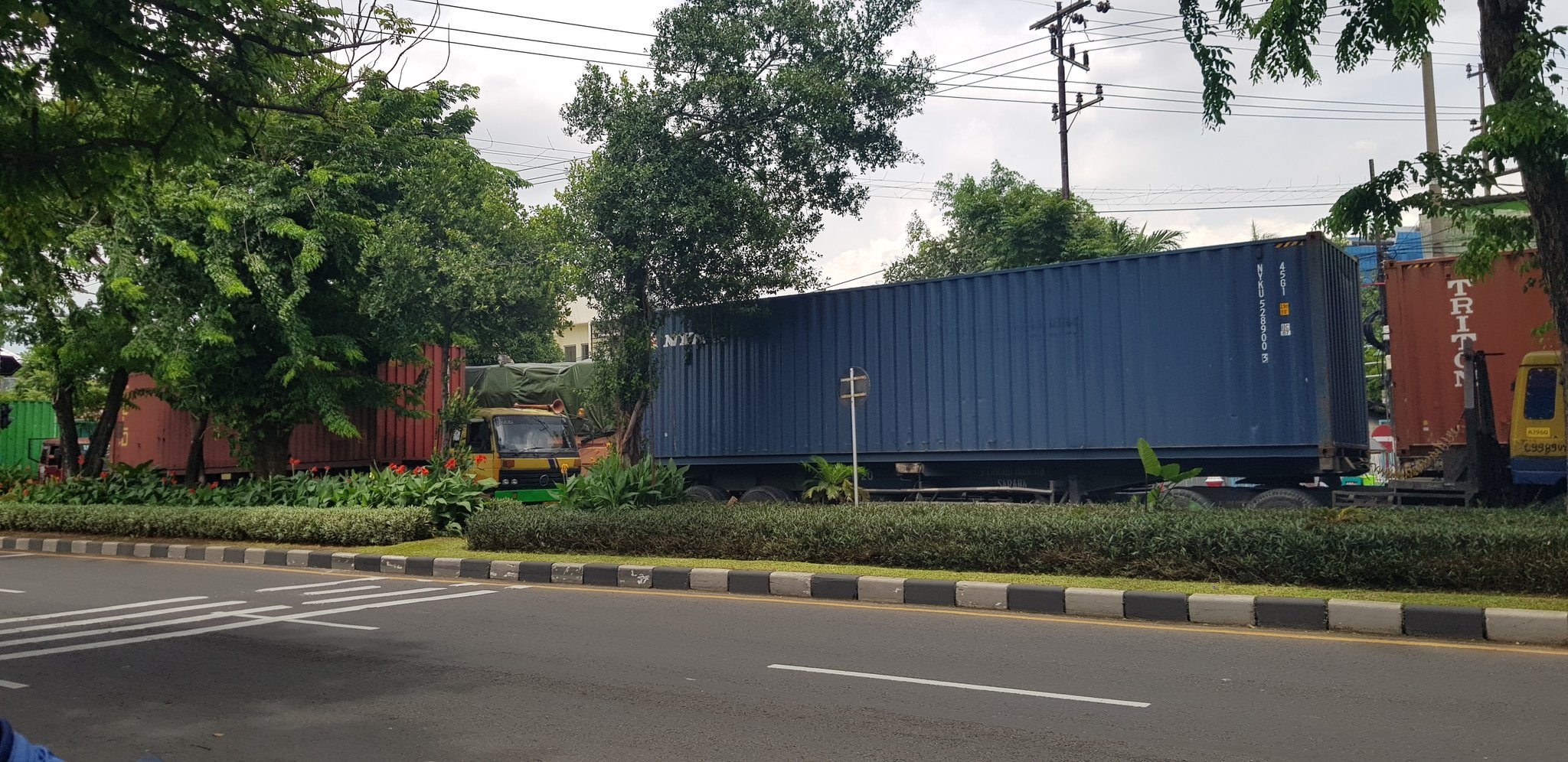 Jalan Arjuna dekat PN Surabaya padat dengan kendaraan besar. (Foto: Istimewa)