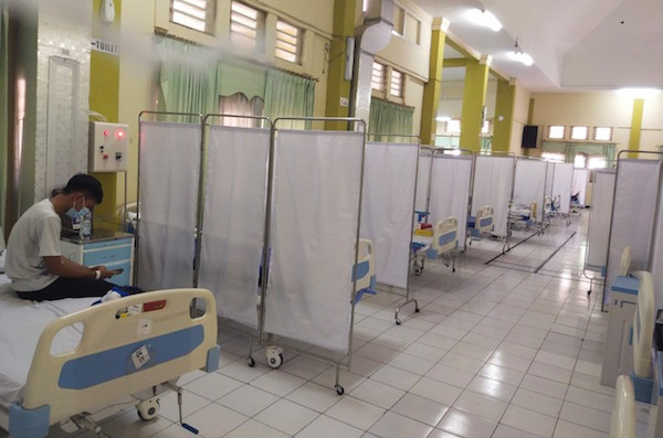 Seorang pasien covid-19 masih menjalani perawatan di RSLKI Surabaya. (Foto: Ant)