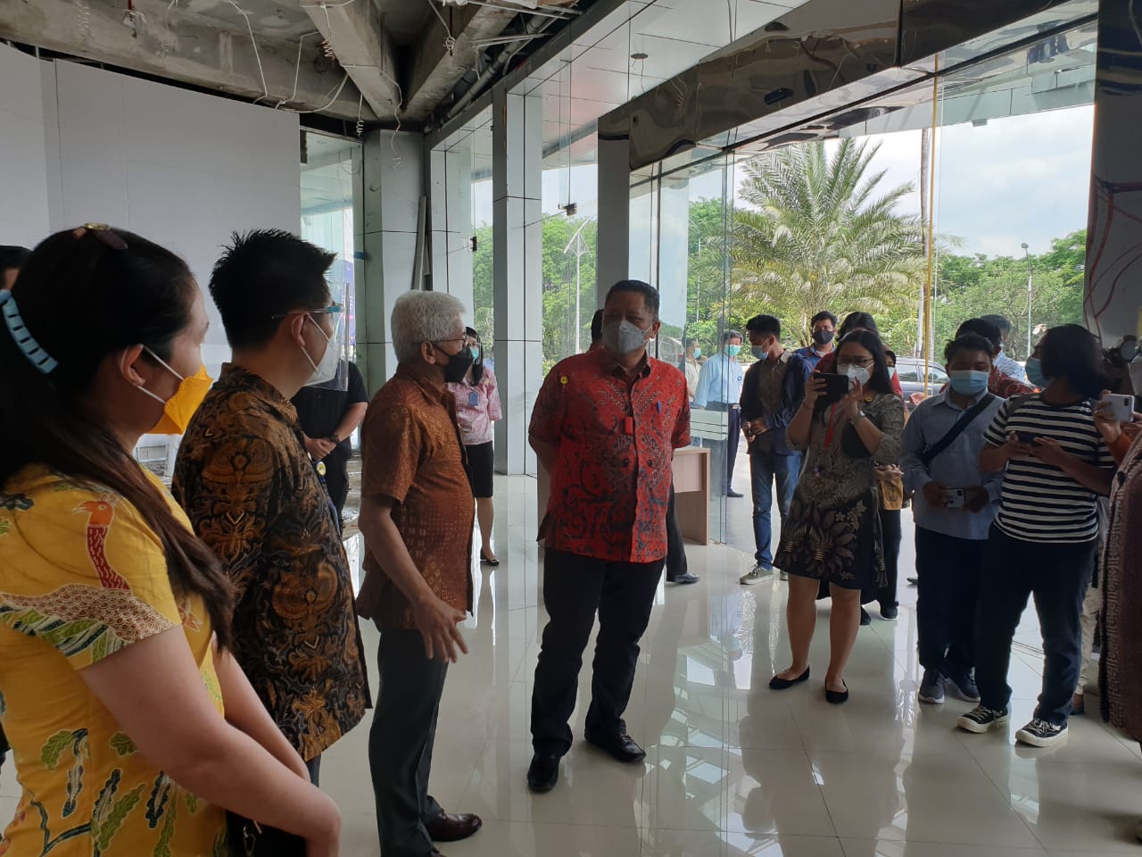 Plt Walikota Surabaya Whisnu Sakti Buana ketika mengunjungi RS Covid-19 CITO. (Foto: Tim Walikota)
