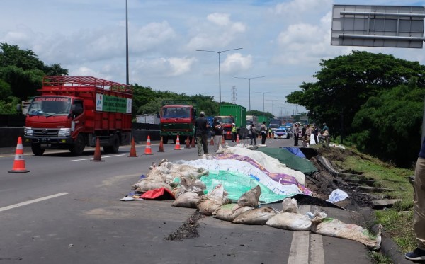 Ruas jalan tol Surabaya-Gempol yang longsor dan ambles. (Foto: Istimewa)