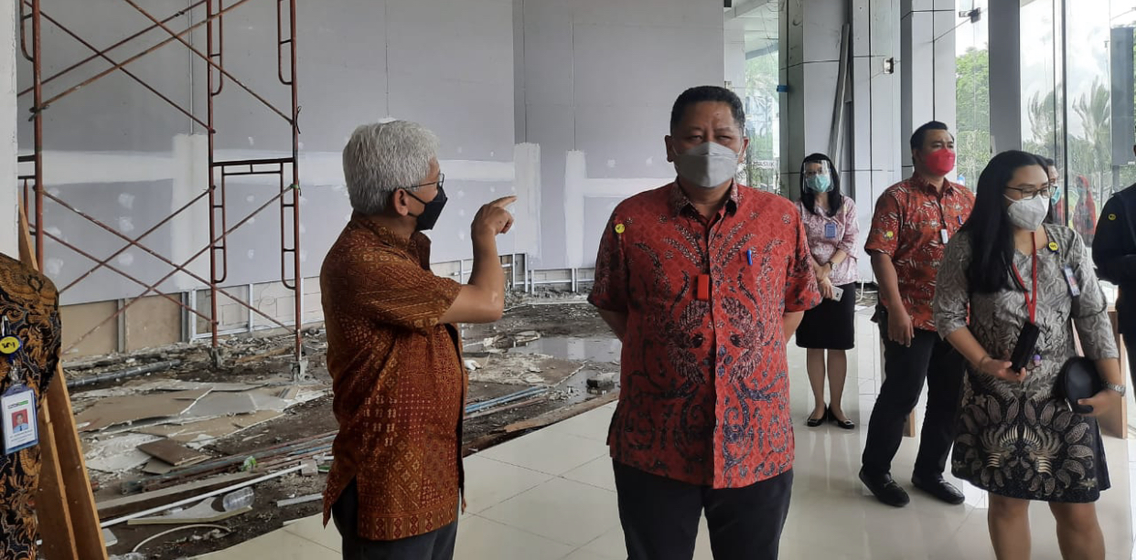 Plt Wali Kota Surabaya Whisnu Sakti Buana, ketika meninjau lokasi RS Darurat, Kamis, 28 Januari 2021 (Foto: Andhi Dwi/Ngopibareng.id)