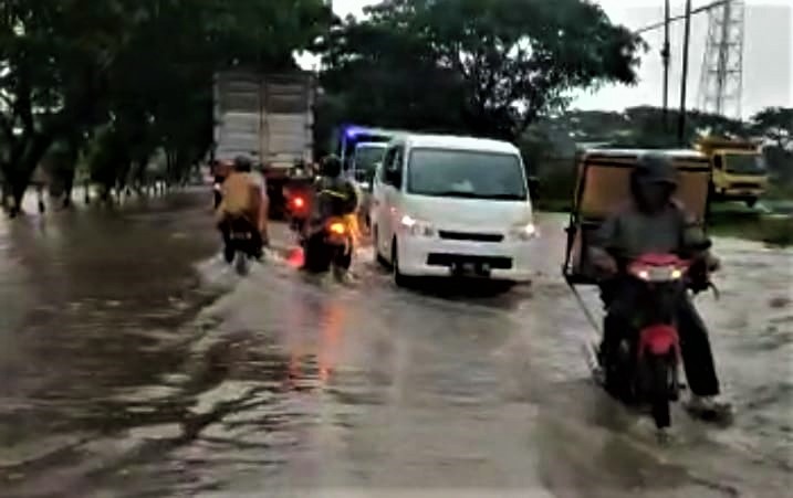 Jalur pantura Probolinggo di Kecamatan Dringu dan Kecamatan Gending dilanda banjir. (Foto: Ikhsan Mahmudi/Ngopibareng.id)
