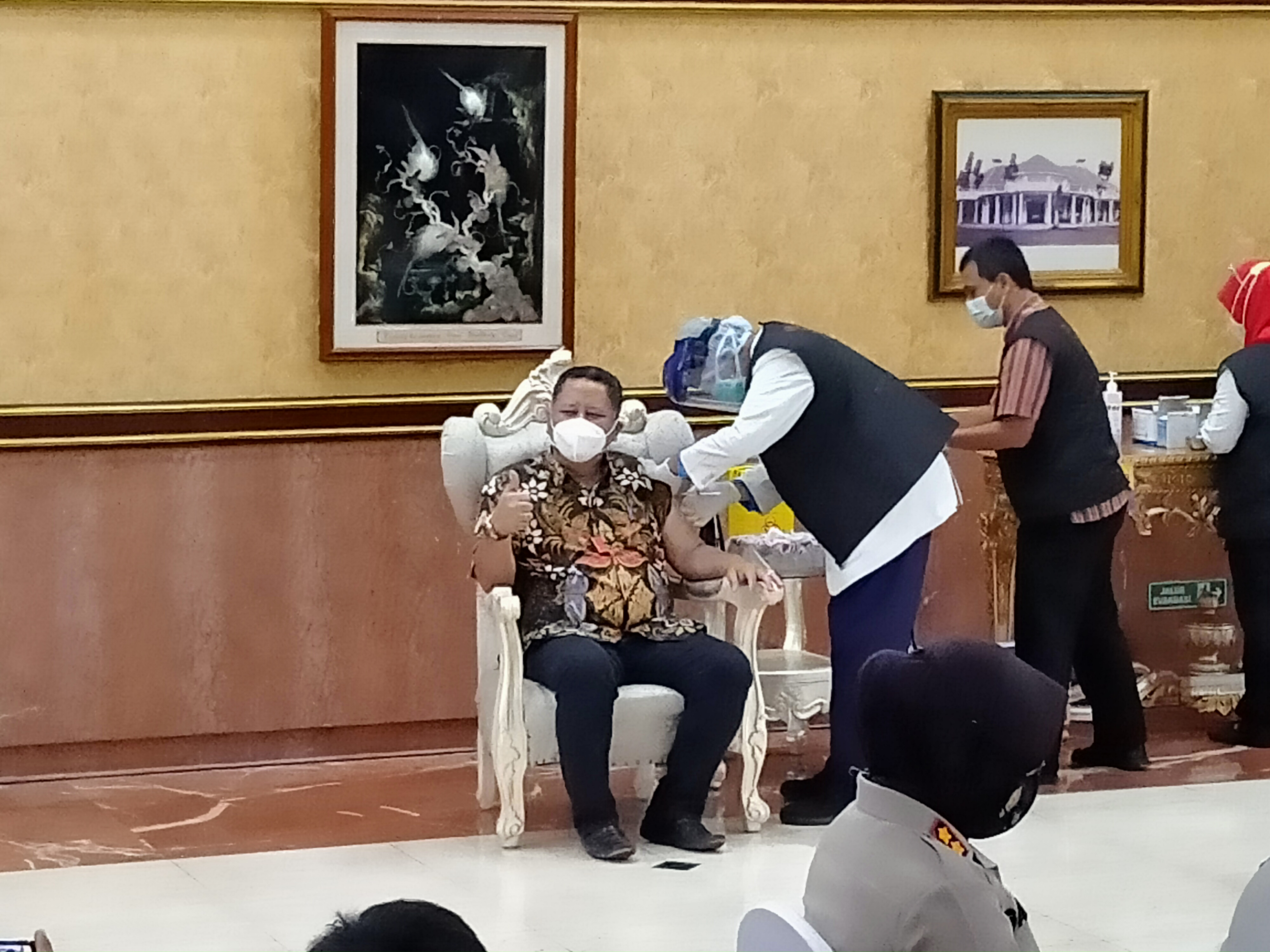 Plt Walikota Surabaya, Whisnu Sakti Buana ketika melakukan suntik vaksin kedua di Balai Kota Surabaya, Jumat 29 Januari 2021. (Foto: Fariz Yarbo/Ngopibareng.id)