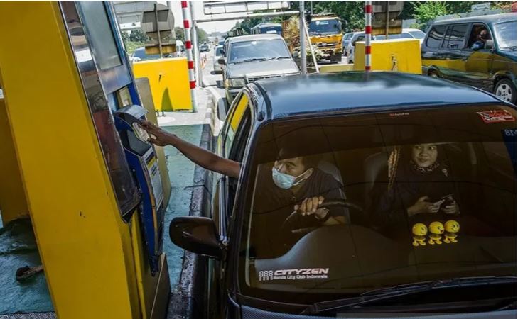 Pengendara mobil melakukan transaksi 'e-toll' saat keluar Gerbang Tol Pasteur, Bandung, Jawa Barat. (Foto: Antara/Novrian Arbi)