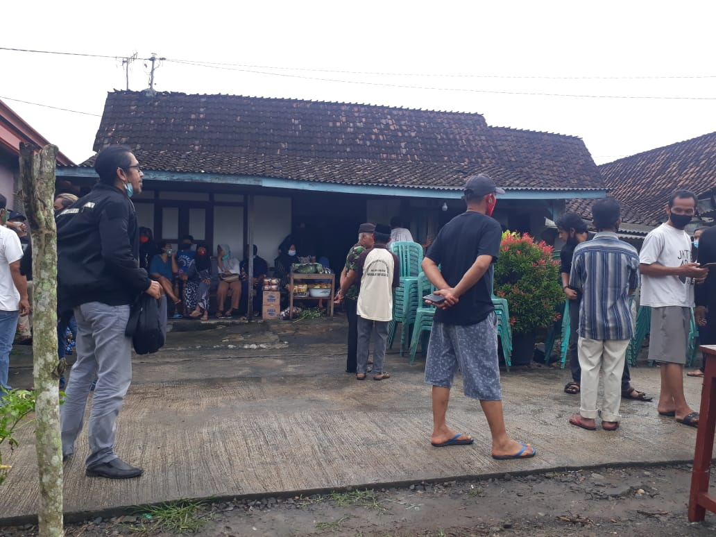 Suasana rumah duka pasca penemuan jenazah bapak dan dua anaknya di Desa Sumberejo Kademangan, Blitar Jawa Timur. (Foto: Choirul Anam/Ngopibareng.id