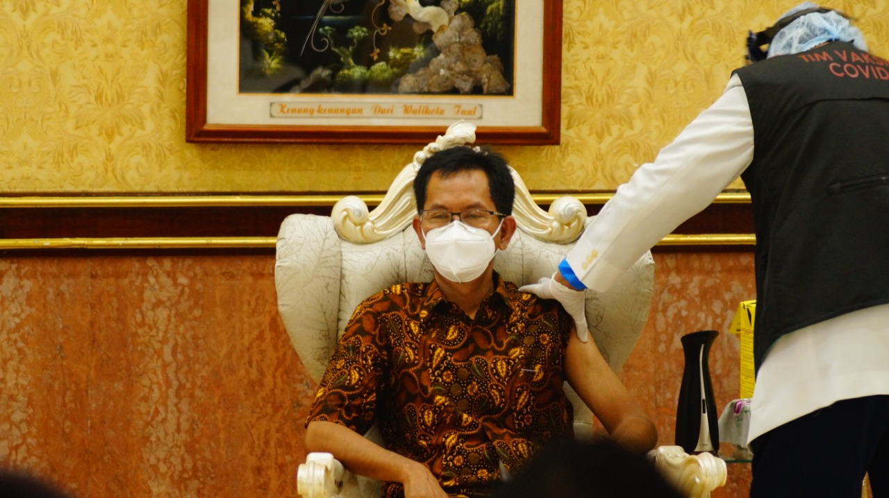 Ketua DPRD Kota Surabaya Adi Sutarwijono ketika divaksin Covid-19. (Foto: Alief Sambogo/Ngopibareng.id)