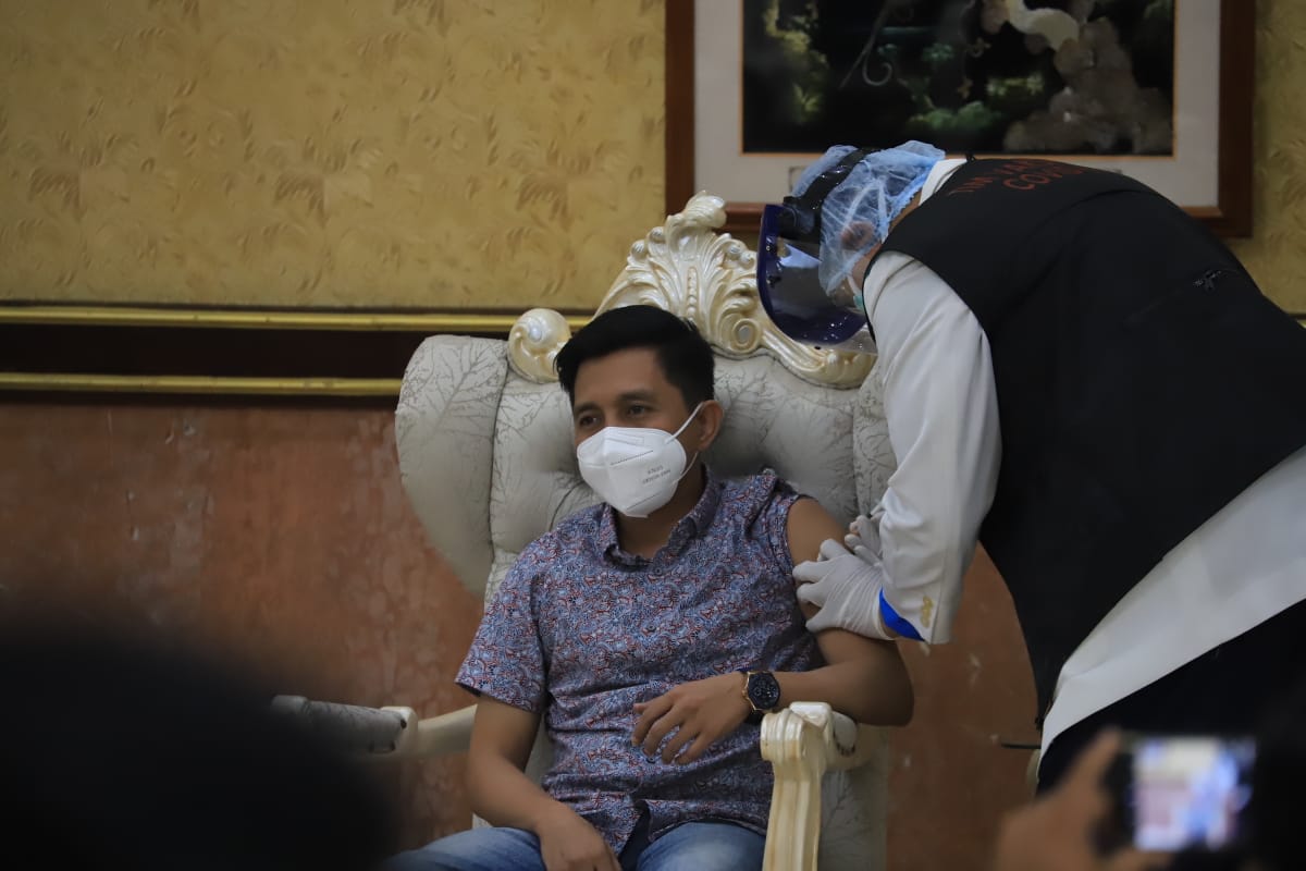 Wakil Ketua Fraksi PKB DPRD Kota Surabaya, Mahfudz ketika menerima vaksin Covid-19. (foto: Alief Sambogo/Ngopibareng.id)