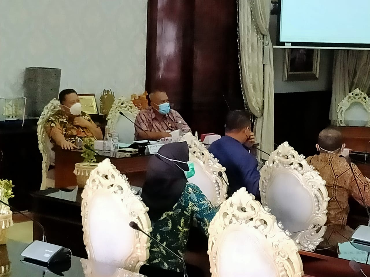 Plt Walikota Surabaya, Whisnu Sakti Buana (kiri) memimpi rapat koordinasi soal polemik Karanggayam di Ruang Sidang Balai Kota Surabaya, Jumat 29 Januari 2021. (Foto: Fariz Yarbo/Ngopibareng.id)