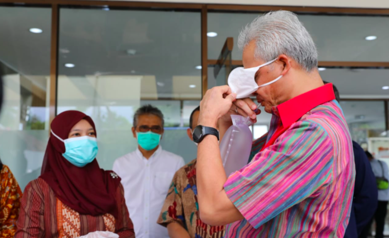 Gubernur Jawa Tengah, Ganjar Pranowo sempat mencoba GeNose saat berkunjung ke Universitas Gajah Mada (UGM) beberapa waktu lalu. (Foto: Dok. Pemprov Jateng)
