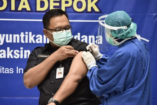Wakil Walikota Depok, Pradi Supriatna saat mendapatkan vaksin Covid-19 tahap pertama, pada 14 Januari 2021. (Foto: Instagram @pradi_supriatna)
