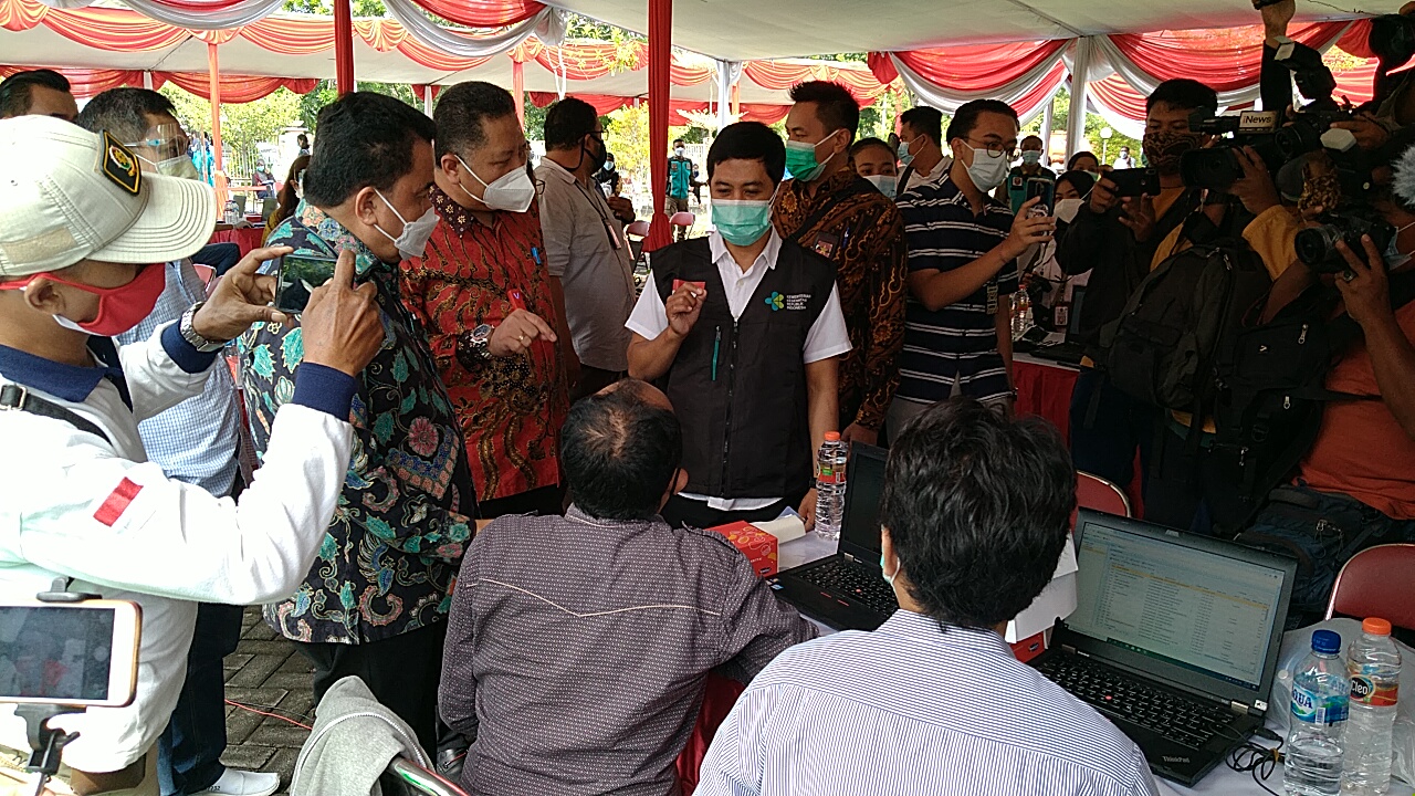 Wamenkes RI, Dante Saksono Harbuwono (tengah) ketika melihat proses registrasi vaksin di Graha YKP, Surabaya, Minggu 31 Januari 2021. (Foto: Fariz Yarbo/Ngopibareng.id)