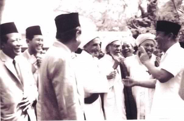 Presiden/Pemimpin Besar Revolusi Bung Karno bersama para ulama pesantren. (Foto: Sejarah NU)