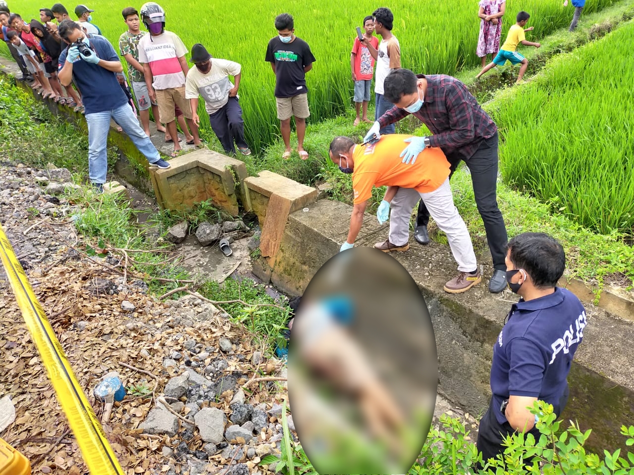 Korban sopir ojek online ditemukan tewas di area persawahan di daerah Purwoasri, Kabupaten Kediri. (Foto: Istimewa) 