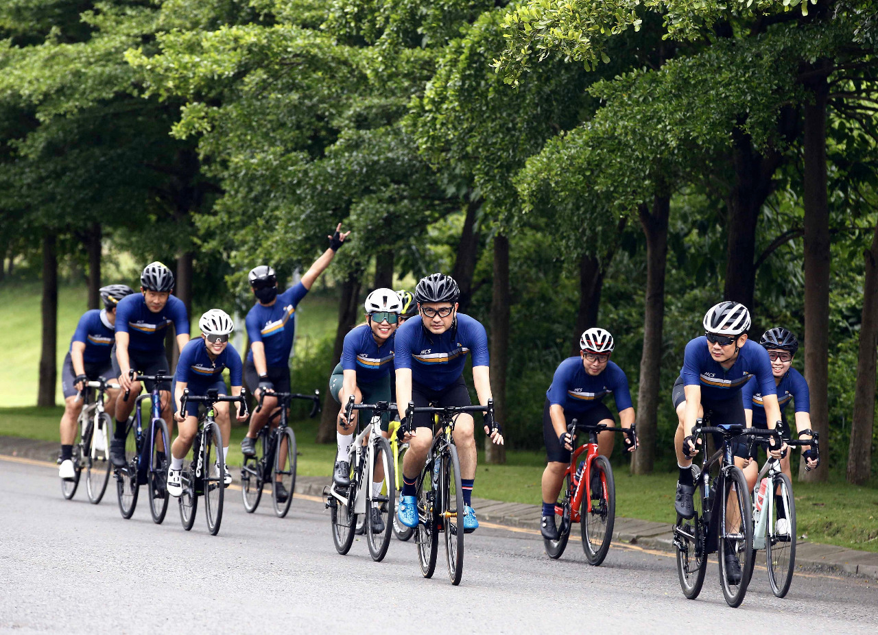 Hartono Cycling Squad beranggotakan 30 cyclist yang merupakan karyawan dan keluarga toko peritel elektronik, Hartono. (Foto: Dewo Pratomo)