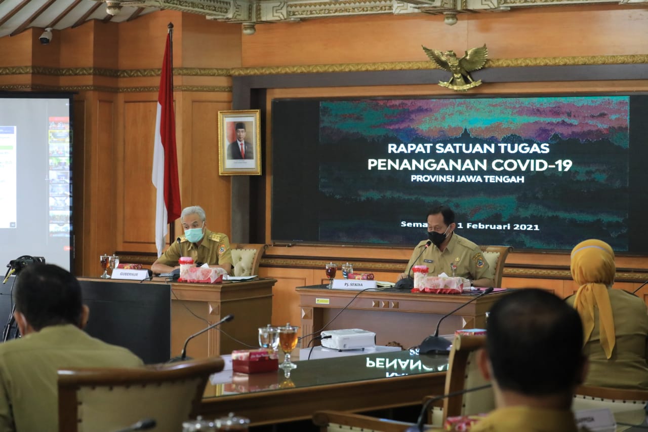 Gubernur Jawa Tengah, Ganjar Pranowo saat memimpin rapat evaluasi penanggulangan Covid-19 di kantornya, Senin 1 Februari 2021. (Foto: Dok. Pemprov Jateng)