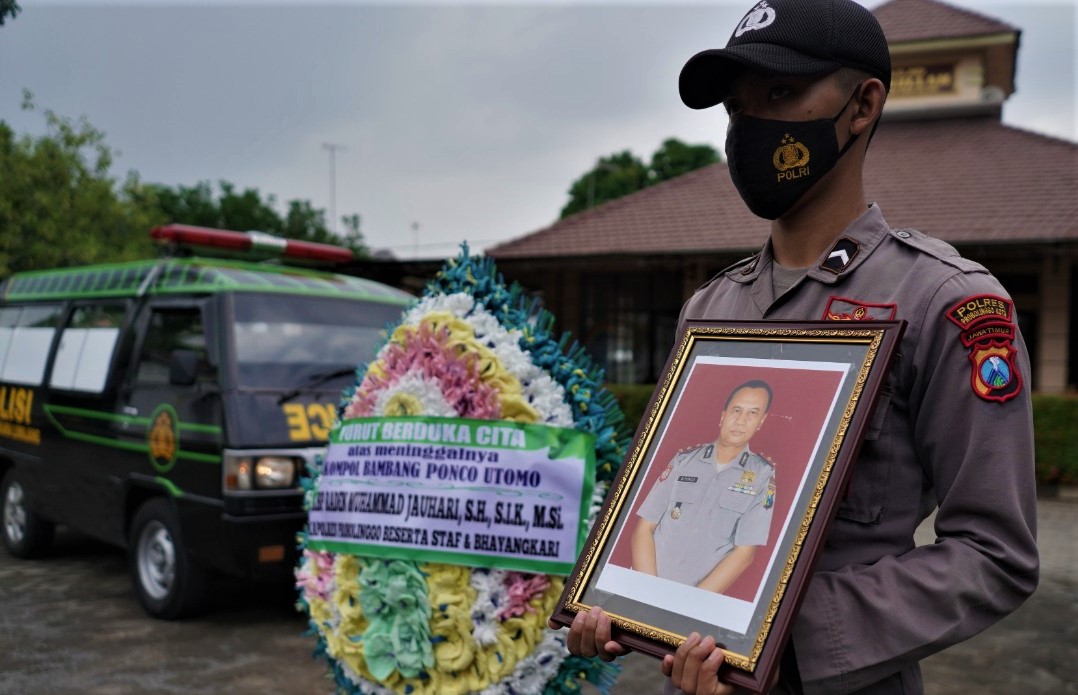 Kapolsek Mayangan, Polres Probolinggo Kota (Polresta), Kompol Bambang Ponco meninggal dunia, Senin, 1 Februari 2021. (Foto: Ikhsan Mahmudi/Ngopibareng.id)